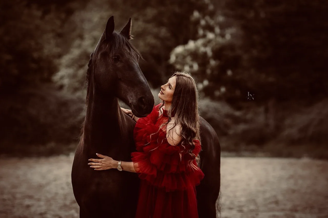 Paula Marleen Tiede mit Schulpferd Nelia, einem schwarzen Friesen